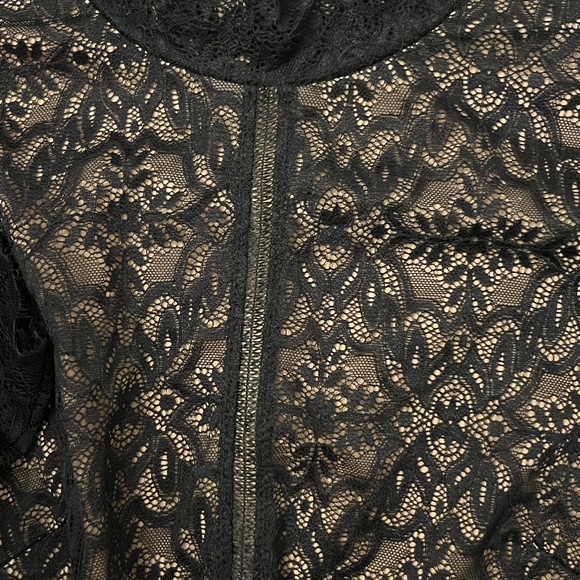 Aritzia-Black Lace Mock Neck Top - Picture 6 of 7